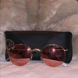 Round rose gold flash lends Ray Bans